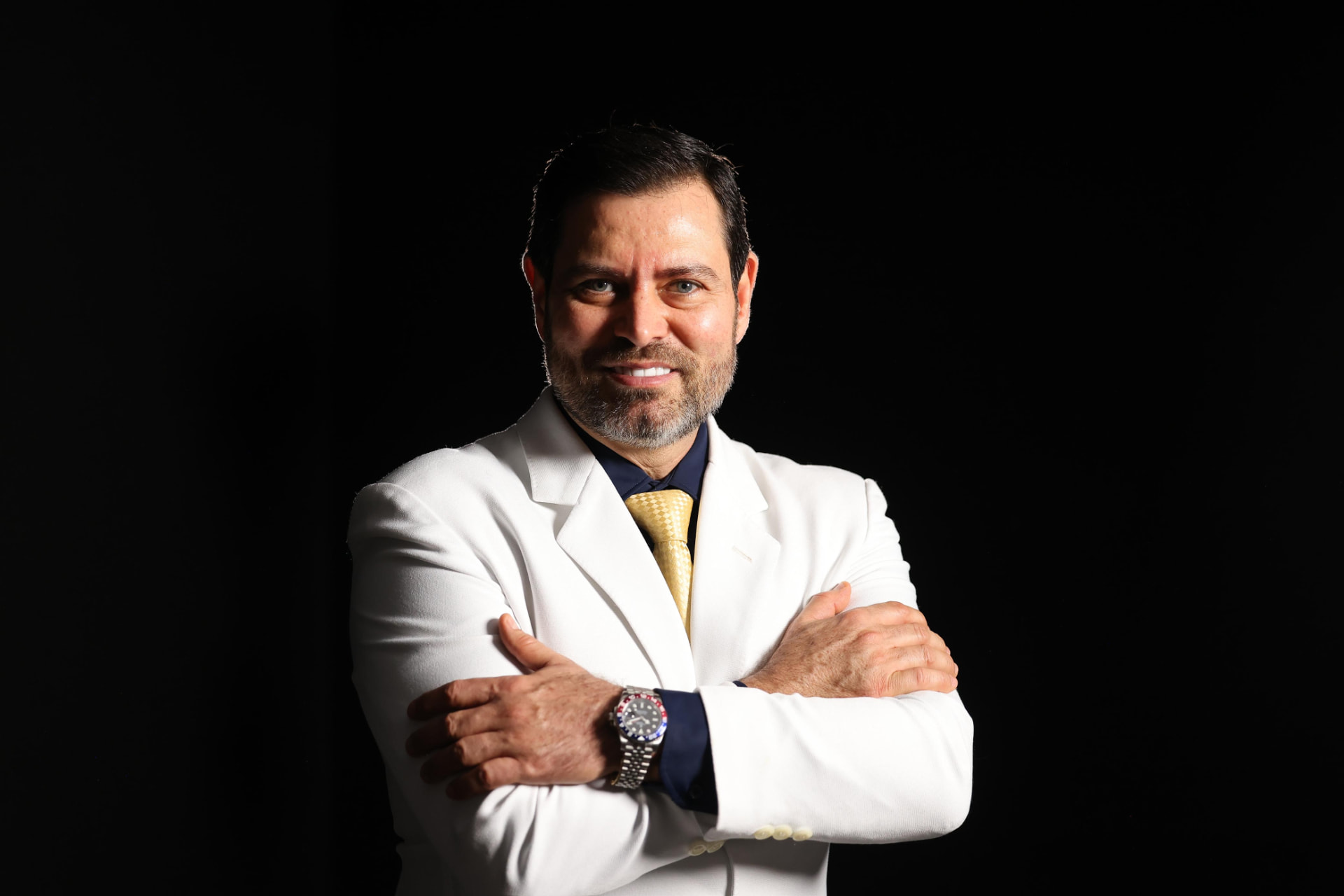 Dr. Fernando, oftalmologista do Instituto VISY, de jaleco branco em fundo preto