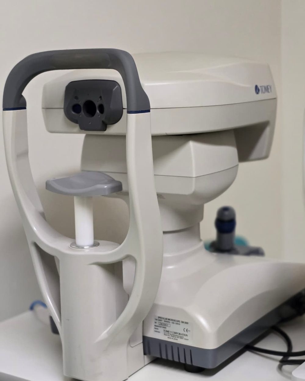 Microscópio especular Tomey EM-3000 no Instituto VISY