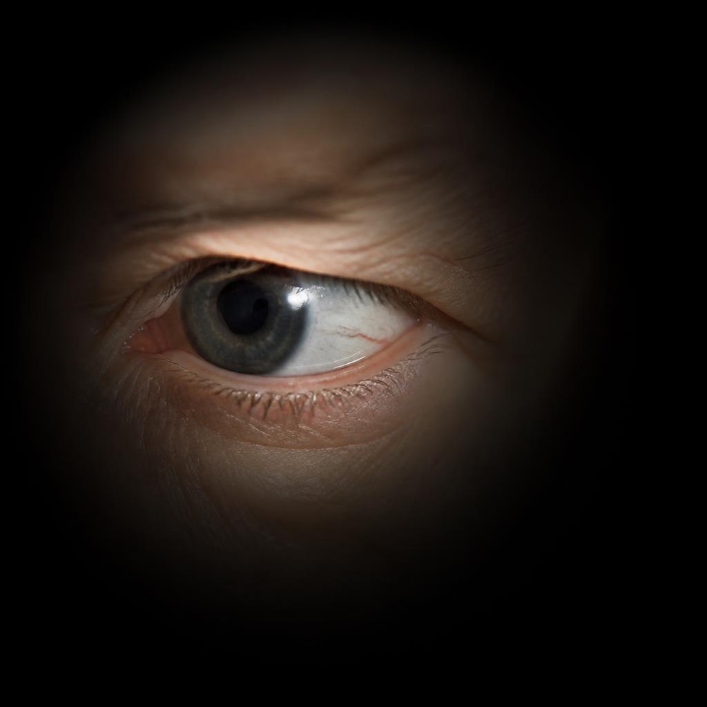 Olho em destaque com campo de visão escurecido, simulando a perda causada pelo glaucoma